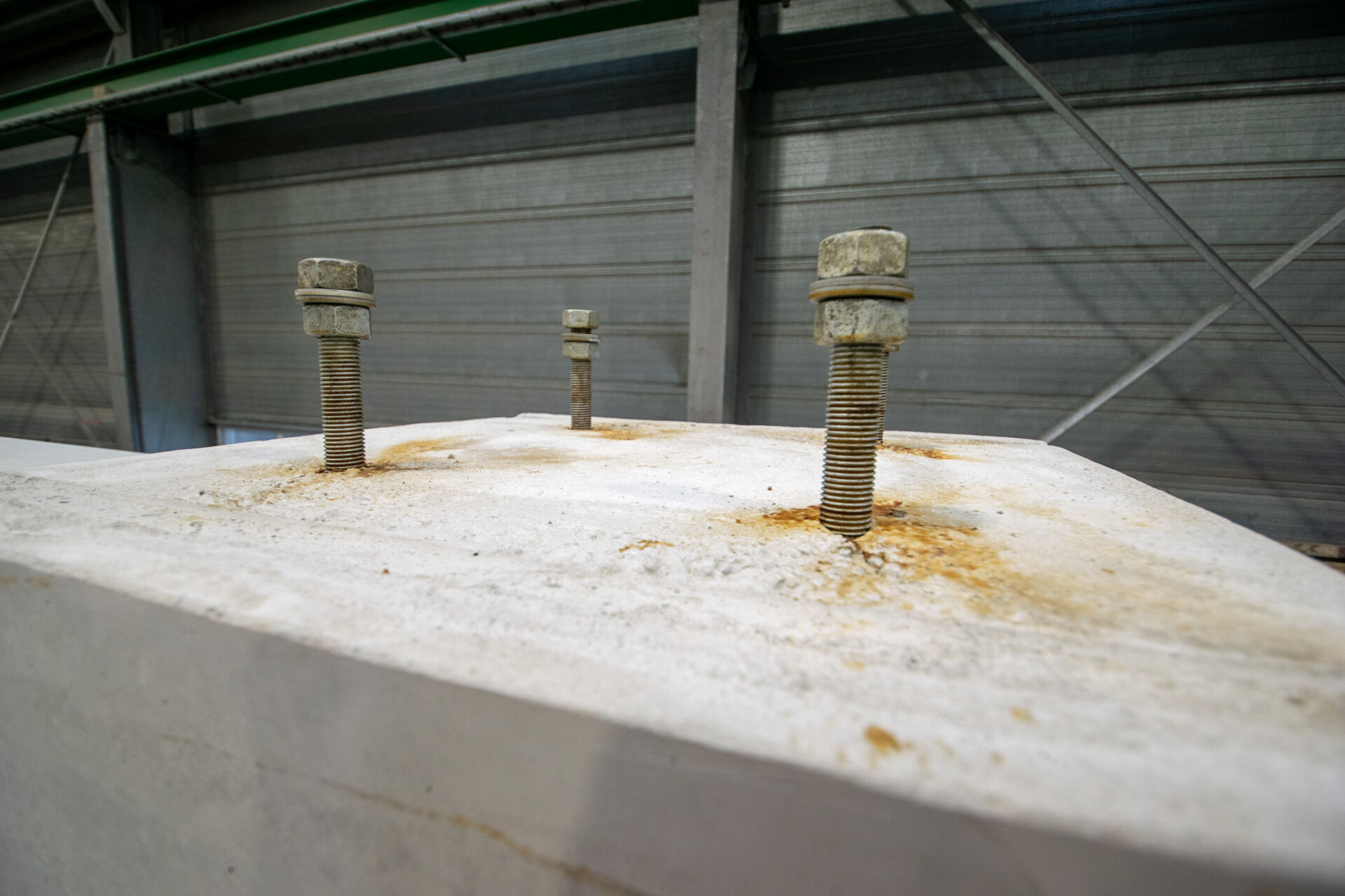 Betonsleeper met draadeinden